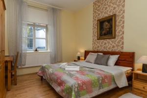 a bedroom with a bed and a window at Püha Vaimu külalistemaja in Tallinn