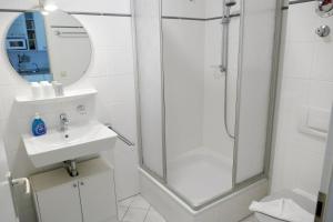 y baño con ducha y lavamanos. en Schloss Hohenzollern - Wohnung 03, en Ahlbeck