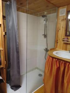 Kúpeľňa v ubytovaní Cosy cabane + 27 fotografií