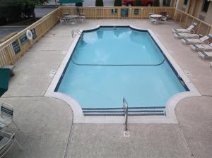 una gran piscina con sillas y mesas en Motel 6-Knoxville, TN, en Knoxville