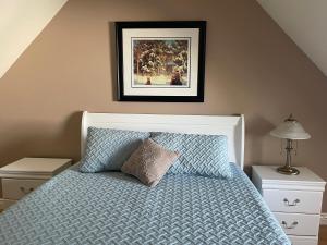 una camera con un letto e una foto appesa al muro di Villa in the Vines a Niagara on the Lake