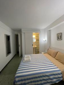 1 dormitorio con 1 cama grande y 1 sofá en P&R hostals Maria Rosa en Tossa de Mar