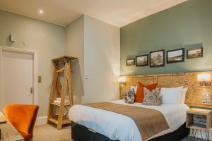 1 dormitorio con 1 cama grande y escritorio en Grouse & Claret, Matlock by Marston's Inns, en Matlock
