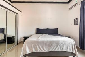 ein Schlafzimmer mit einem Bett und einem großen Spiegel in der Unterkunft Luxury Living Modern Contemporary Home with Brand New Pool in Manor Park in Kingston + 46 Fotos