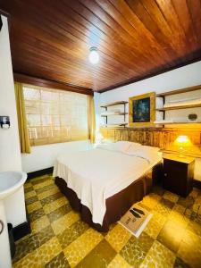 เตียงในห้องที่ Hotel Casa Chapultepec