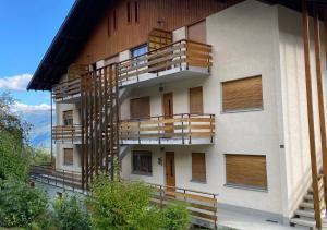een gebouw met balkons aan de zijkant bij Superbe studio avec une vue magnifique in Leytron