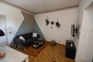 uma sala de estar com um sofá e uma mesa em Dream House em Piazza Armerina