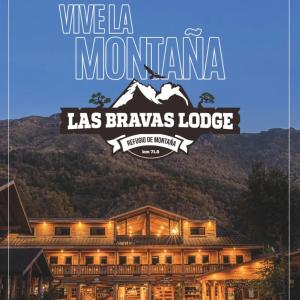 un edificio con una montagna e le parole vino la montana las bravas di Las Bravas Lodge a Las Trancas