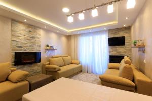 ein Wohnzimmer mit 2 Sofas und einem Kamin in der Unterkunft Apartments Andrejic in Kopaonik