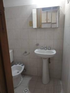 y baño con lavabo y aseo. en Alojamiento del Valle en Godoy Cruz