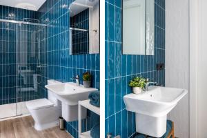 baño de azulejos azules con 2 lavabos y aseo en Avanti Clavel, la terraza te conquistará, en Sevilla