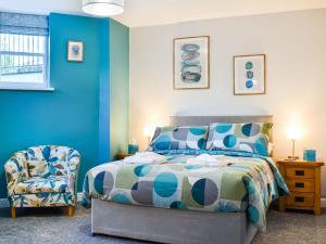 1 dormitorio con 1 cama y 1 silla en No1 Park Lodge en Buxton