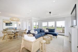sala de estar con sofá azul y mesa en Oceanfront Luxury, Fully Remodeled, Five-Star en Solana Beach