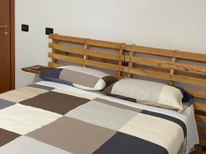 um quarto com uma cama grande e uma cabeceira em madeira em Il Golfarone em Villa Minozzo