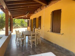 einen Holztisch und Stühle auf einer Terrasse in der Unterkunft Il Golfarone in Villa Minozzo