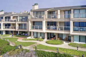 un edificio de apartamentos con balcones y patio en Oceanfront Luxury, Fully Remodeled, Five-Star en Solana Beach