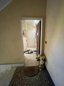 una camera con corridoio, tavolo e porta di Zena a Genova