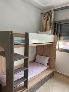 Bunk bed o mga bunk bed sa kuwarto sa Appart Swim & Beach