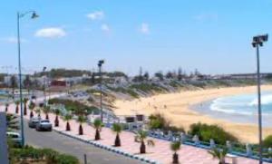 vista su una spiaggia con parcheggio di Appart Swim & Beach a Sidi Bouzid