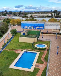 Bazén v ubytovaní Apartamento FIBES edificio LUX SEVILLA alebo v jeho blízkosti