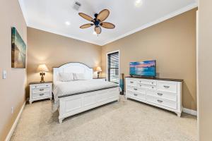 1 dormitorio con 1 cama y ventilador de techo en Eagle's Nest, en Gulf Shores