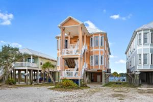 un gran edificio con balcones en la playa en Eagle's Nest, en Gulf Shores