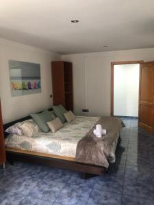 A bed or beds in a room at 110 square meters, 5 min of all-Best area of Las Palmas