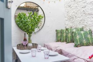 a table with glasses and a mirror on a wall at Old Chelsea in Deal