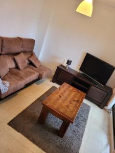 sala de estar con sofá y mesa de centro en Cosy flat for comfy stay - Gib Rock View 3, en La Línea de la Concepción