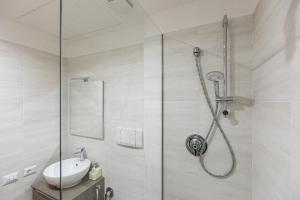 Augusto Imperatore by Rental in Rome في روما: حمام مزود بدش ومغسلة +35 صورة