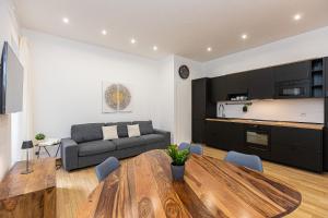 Augusto Imperatore by Rental in Rome في روما: غرفة معيشة بها طاولة وأريكة