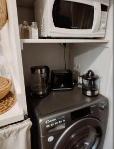 馬拉喀什的住宿－STUDIO AU CŒUR DE GUELIZ，洗衣机上的一个微波炉