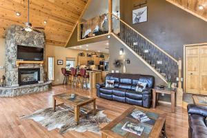 Χώρος καθιστικού στο Spacious Lead Getaway with Private Hot Tub and Deck!