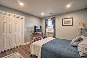 ein Schlafzimmer mit einem Bett und einem TV in der Unterkunft Charming Cheyenne Home about 1 Mi to Downtown! in Cheyenne