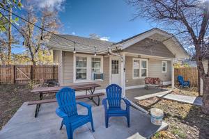 dos sillas azules y una mesa de picnic frente a una casa en Charming Cheyenne Home about 1 Mi to Downtown!, en Cheyenne