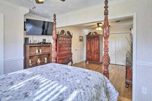 Bristol Retreat with Creek Access 2 Mi to Dtwn客房内的一张或多张床位