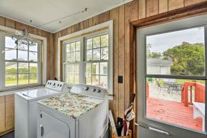 eine Küche mit einer Waschmaschine und einem Fenster in der Unterkunft Charming Beaufort Getaway Walk to the Waterfront! in Beaufort