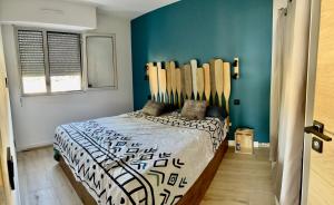 a bedroom with a bed with a wooden headboard at Sanary View - Un écrin sur la Mer in Six-Fours-les-Plages