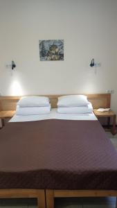 Una cama con dos almohadas encima. en MAFA Hotel en Bukovel