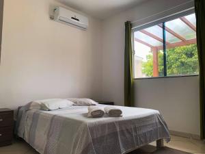 1 dormitorio con 1 cama con 2 toallas en Casa Premium em Balneário Gaivota, en Sombrio