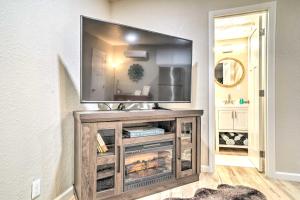 una TV a schermo piatto seduta sopra un centro di intrattenimento di Adorable Studio Cottage Walkable to Town! a Grants Pass