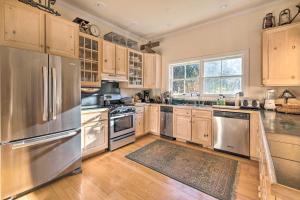 Η κουζίνα ή μικρή κουζίνα στο Private Home with Hot Tub Near Jay Peak Slopes