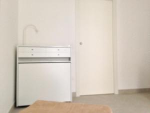 uma cozinha com um frigorífico branco e um armário em B&B 208 em Tróia