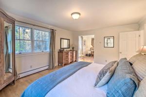 Ένα ή περισσότερα κρεβάτια σε δωμάτιο στο Private Home with Hot Tub Near Jay Peak Slopes