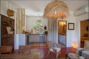 eine Küche und ein Wohnzimmer mit einem Tisch und Stühlen in der Unterkunft Maison A Luna in Palasca