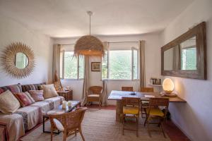 ein Wohnzimmer mit einem Sofa und einem Tisch in der Unterkunft Maison A Luna in Palasca