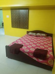 Ένα ή περισσότερα κρεβάτια σε δωμάτιο στο Vandanam