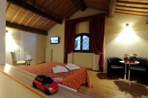 una camera da letto con una piccola auto rossa su un letto di Honey Rooms Ferrara a Ferrara