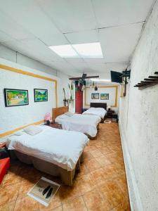 una fila de camas en una habitación de hospital en Hotel Casa Chapultepec, en Cobán