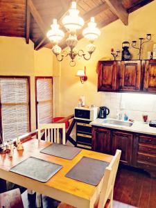 uma cozinha com uma mesa de madeira e uma sala de jantar em Depto Boutique LA ALDEITA em Sierra de los Padres